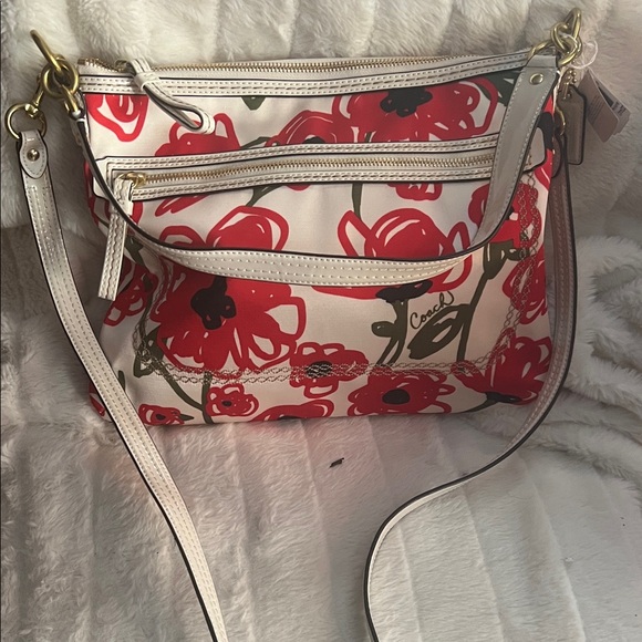 Coach Red and white poppy
Floral Crossbody Bag - Picture 1 of 7